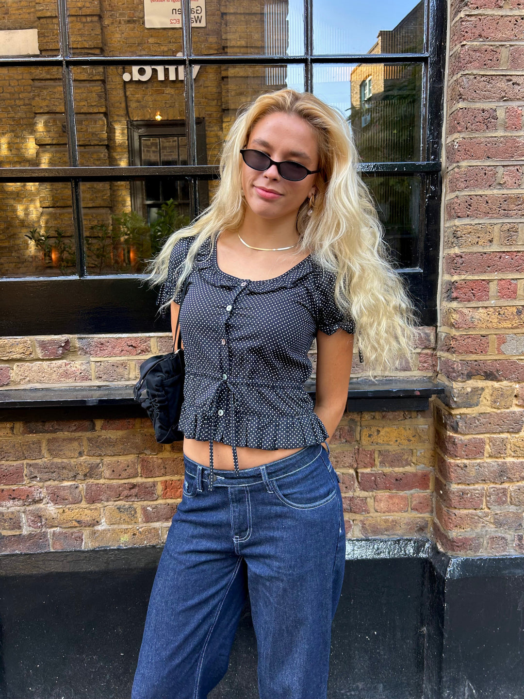 Ines Blouse - Zwart met Witte Stippen (Korte Mouwen)