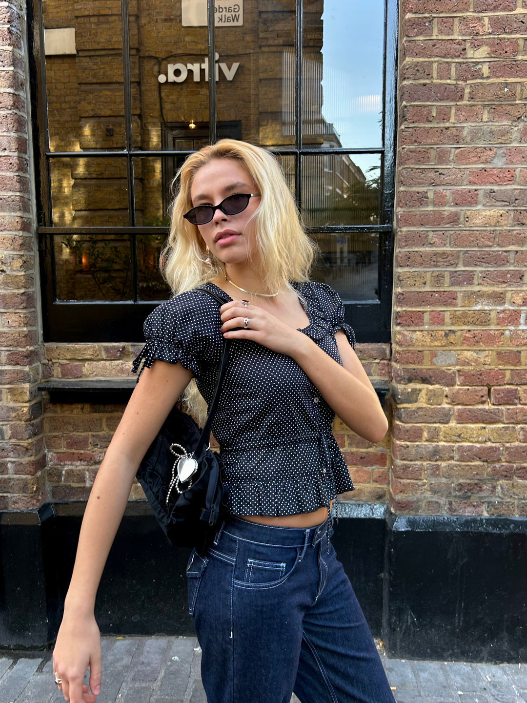 Ines Blouse - Zwart met Witte Stippen (Korte Mouwen)