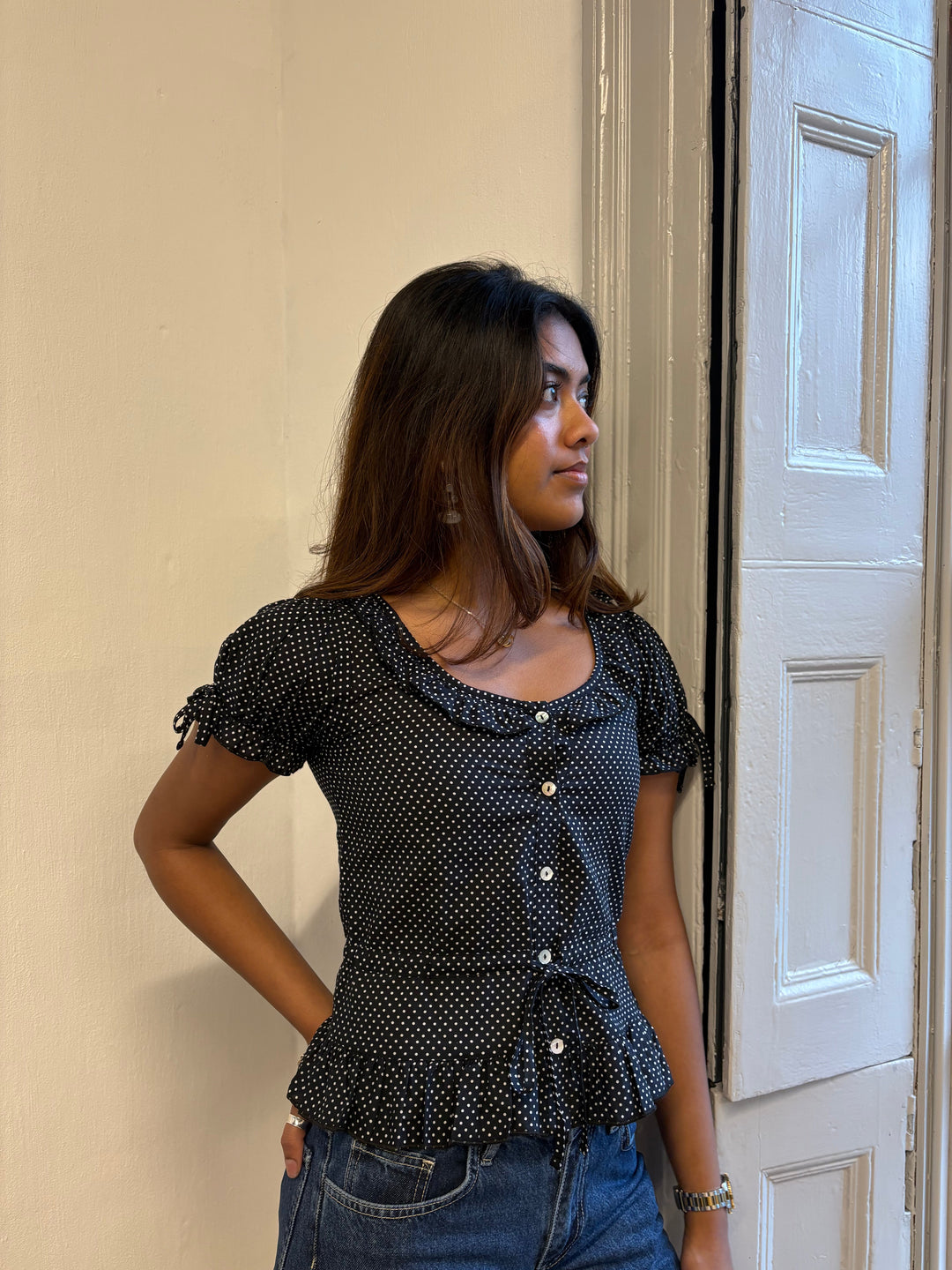 Ines Blouse - Zwart met Witte Stippen (Korte Mouwen)