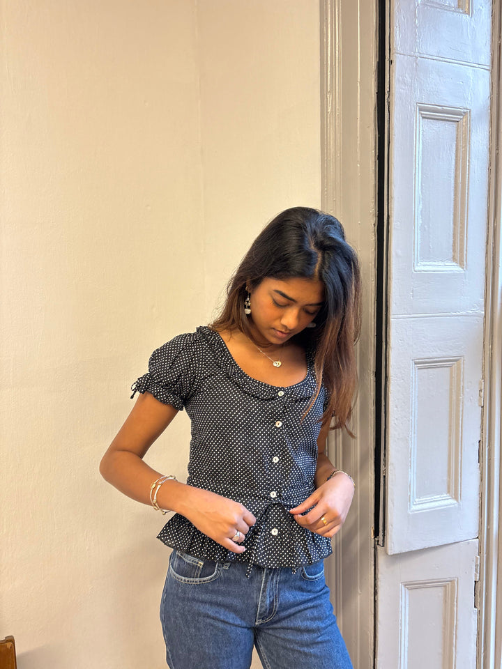 Ines Blouse - Zwart met Witte Stippen (Korte Mouwen)